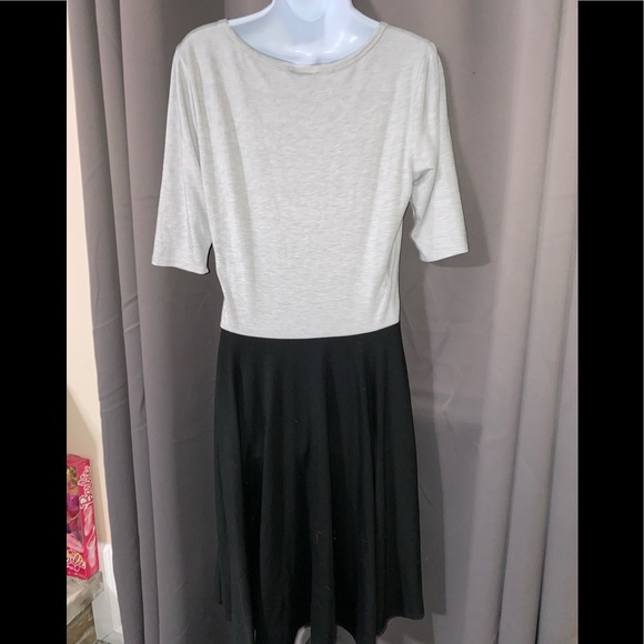 Woman’s dress - Picture 2 of 3